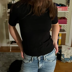 Svart kortärmad topp - Snygg svart topp med korta ärmar. 