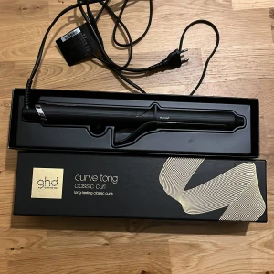 GHD Curve Tong Classic Curl - Säljer en GHD Curve Tong Classic Curl locktång. Perfekt för att skapa långvariga klassiska lockar. Kommer i originalförpackning med sladd. Använd fåtal gånger så den är som ny🩷