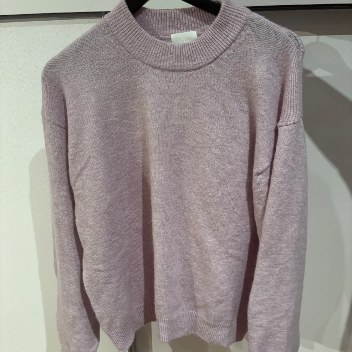 Ljuslila stickad tröja