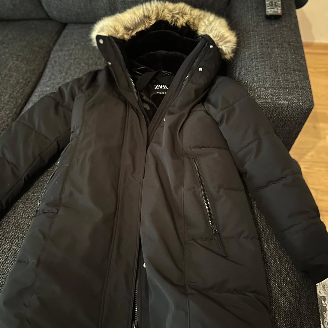 Svart dunjacka med fuskpäls från Zara - 90