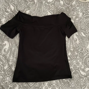 Svart topp - Jättesnygg svart topp från H&M. Inga defekter.