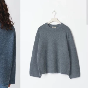 Stickad tröja - Mysig grå/blå stickad tröja från gina tricot med rund hals och långa ärmar. Perfekt för kyliga dagar med sin mjuka och bekväma passform. Använd ett fåtal gånger så som ny💓💖💖nypris 400