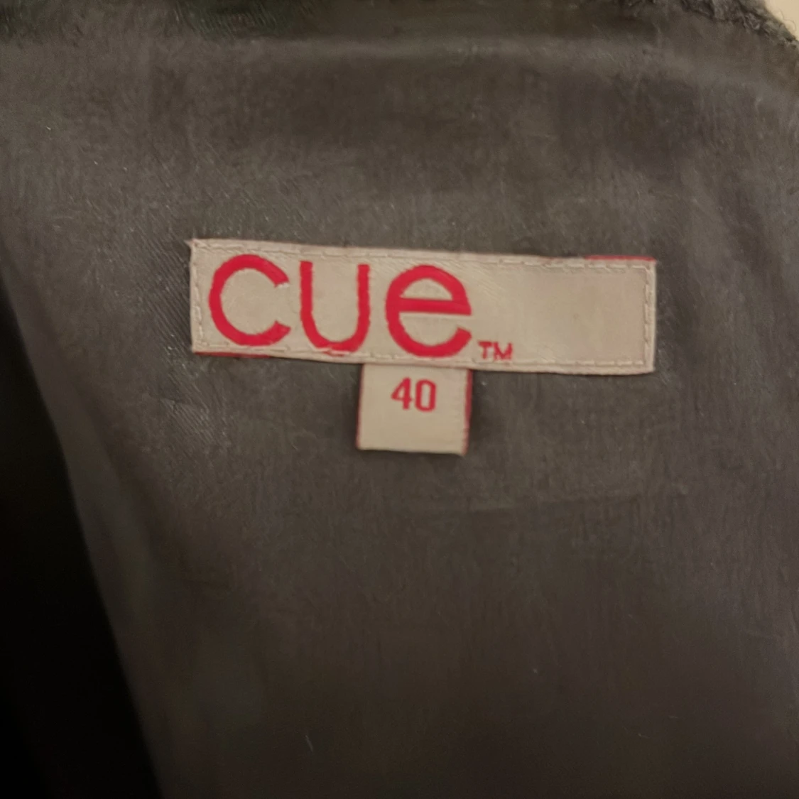 Mörkgrå kappa från Cue - 3