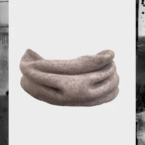 Grå buff - Säljer en grå buff som ja köpte på plick💕har klippt den längst ner men det är inget som syns när man har på sig den😇skriv för egna bilder 