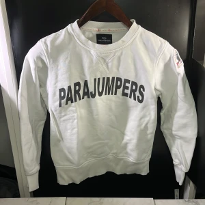 Vit fleece tröja från Parajumpers - Säljer en vit fleece tröja från Parajumpers med tryck på framsidan. Tröjan har långa ärmar och ribbade muddar vid ärmslut och nederkant. Perfekt för kyliga dagar! Hör av er vid minsta fundering🙌
