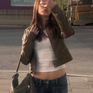 Brun skinnjacka från Nelly  - Snygg brun skinnjacka från Nelly. Använt en gång. I jätte bra skick