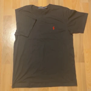 Polo Raulph Lauren t shirt - En svart Polo Raulph Lauren t-shirt i storlek S. Ny pris 1095kr. Alldeles ny och aldrig använt. Pris kan diskuteras via snabbaffär.