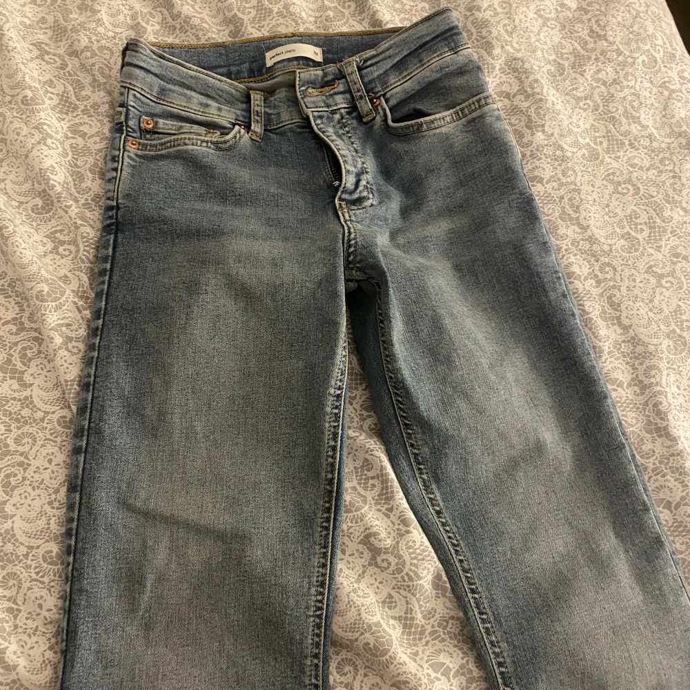 säljer dessa fina blåa bootcut jeans från ginatricot! användt 1 gång så dem är som helt nya! . Farkut & Housut.
