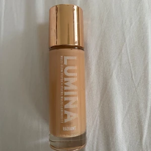 W7 Multi glow face filter 1 radiant  - Säljer en multi glow face filter i färgen 1 radiant! Använd 2 gånger! Säljer den för 30kr + frakt! 