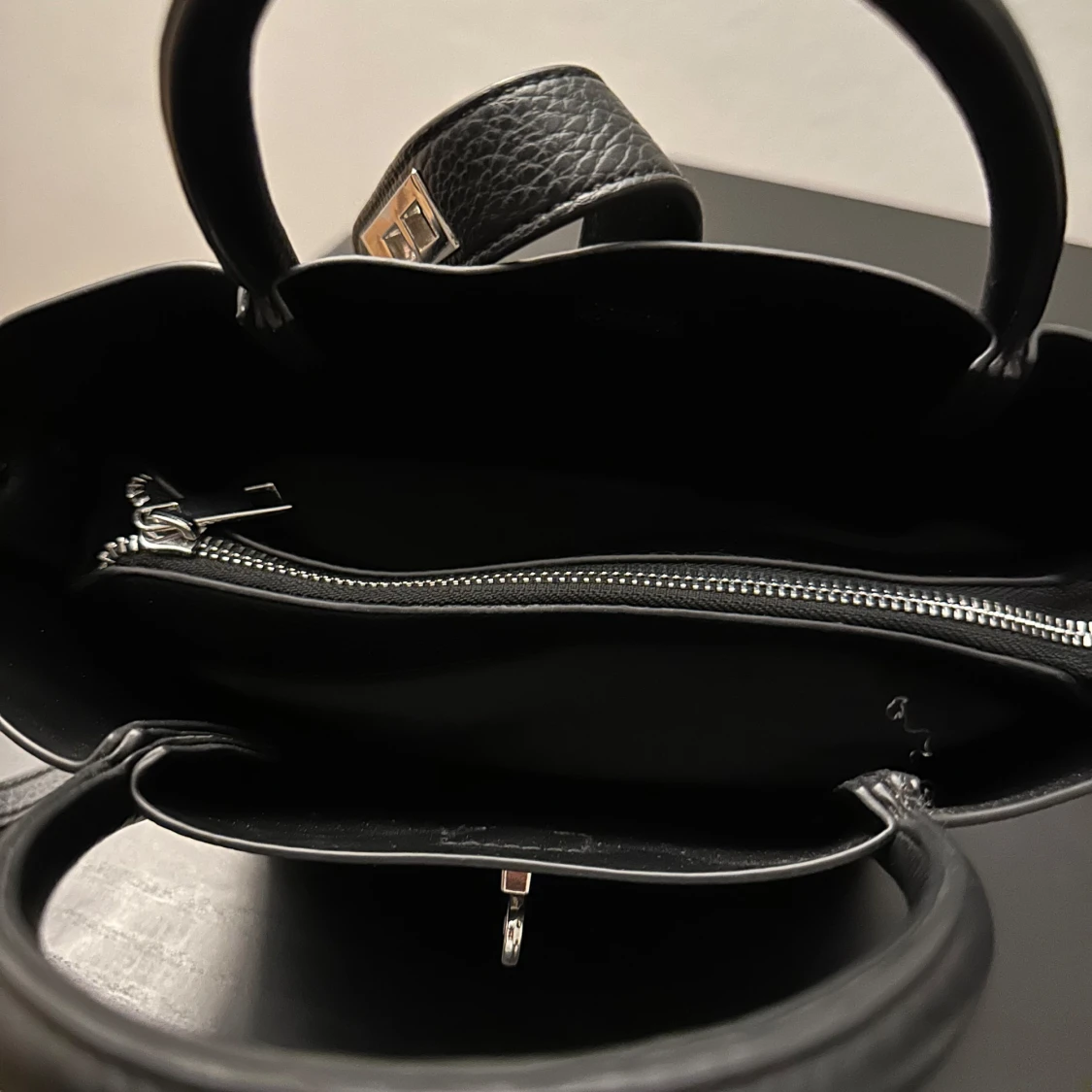 Svart axelväska med dragkedja - 91