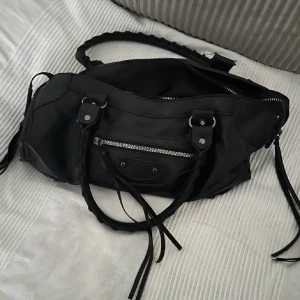 Väska  - Säljer denna väskan, fråga innan du köper för är osäker på om ja vill sälja💕dock är den lite sönder som man ser på sista bilden, men det absolut inget som syns o är lätt att laga😇dragkedjan är även sönder❣️första bilderna är från förra ägaren o pris kan diskuteras 