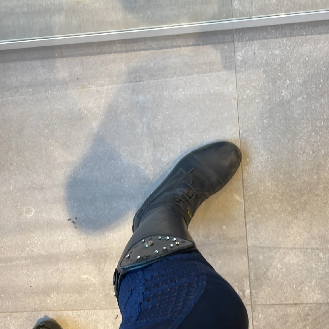 Svarta ridstövlar med diamanter på  - 92