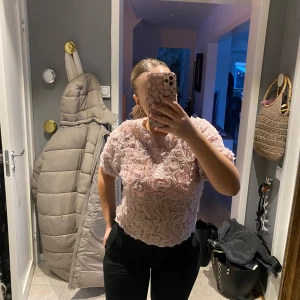 blommig topp - Säljer en unik rosa/lila topp med blommiga rosor i 3D-effekt.💕 Endast använd 2 ggr🫶🏼