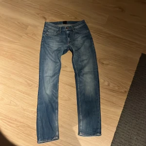 Blå jeans från Tiger of Sweden - Snygga blå jeans från Tiger of Sweden i modellen Iggy. 