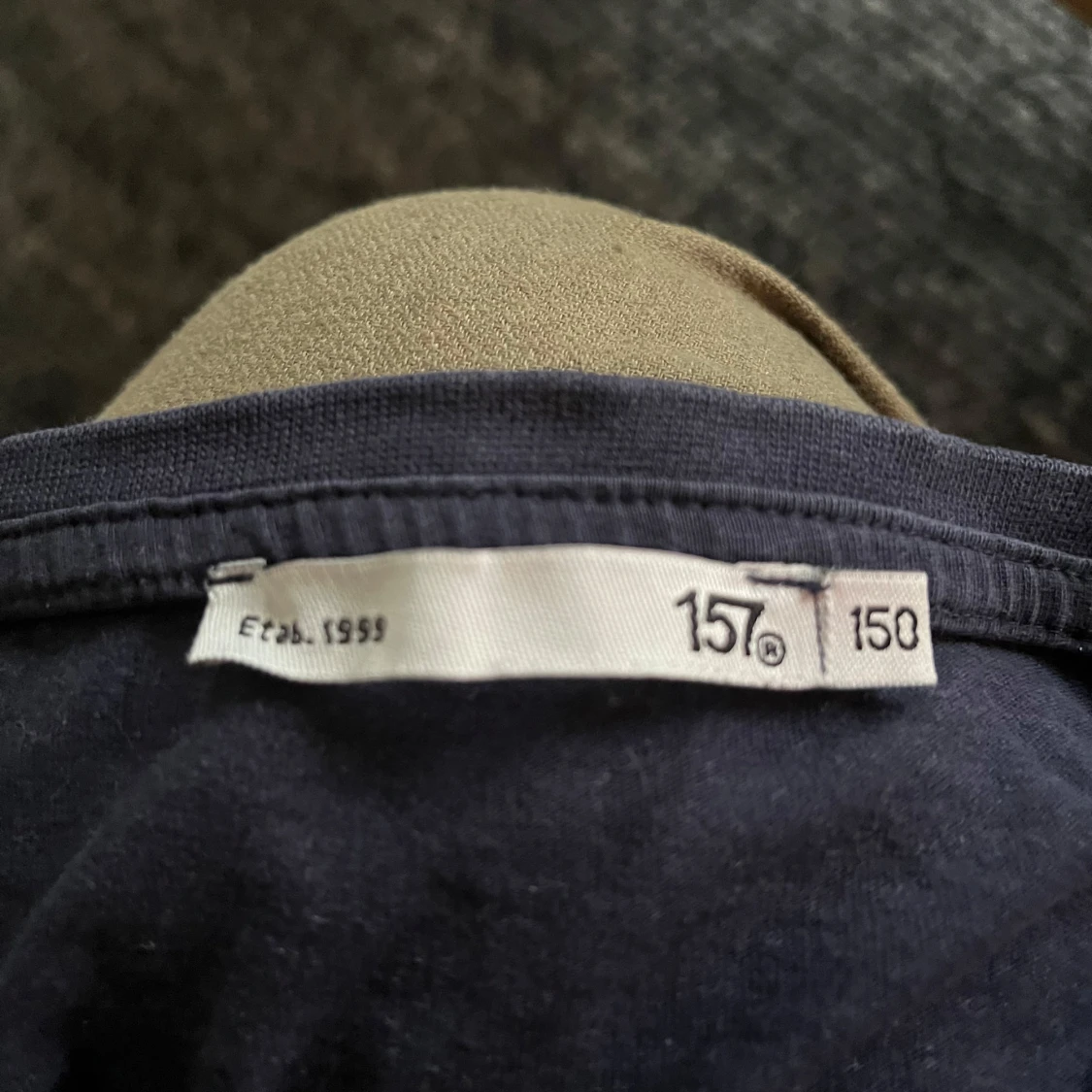 Mörkblå t-shirt med bananbroderi - 91