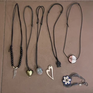 Samling av halsband och armband - Säljer alltihop i ett set! Blandade halsband med olika stenar och hängen. Det hjärtformade saknar snöre men vissa halsband går enkelt att byta ut hänget på. Det ingår också ett armband med snäckor. 