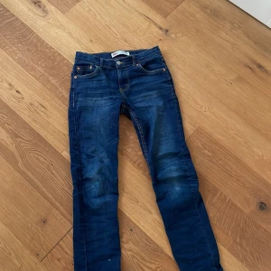 512 jeans levis slim taper - Säljer ett par stilrena jeans i storlek 164 men passar från 160-170