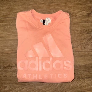 Rosa sweatshirt från Adidas -  Adidas långärmad med stort logotryck på framsidan
