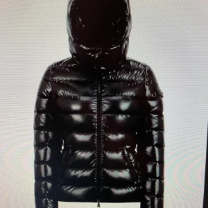 Moncler dunjacka Bady Giubbotto - En av Monclers absoluta klassiker - Bady Giubbotto. Kort puffer/dunjacka. Självklart äkta med qr-kod och nummer för äkthetsverifiering. Moncler storlek 2 = Medium men jag skulle säga mer small/medium i storleken. Nypris 17 580 kr.