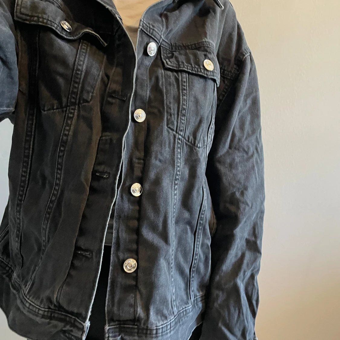 Svart jeansjacka från H&M