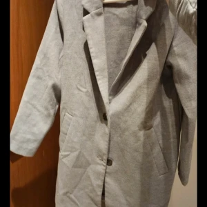 Grå kappa  - En kappa köpt på Vinted, i nästan nyskick utan synliga anmärkningar. Den känns mer som en herrmodell, men skulle säkert passa även en kvinna, men den passade inte min personliga smak.