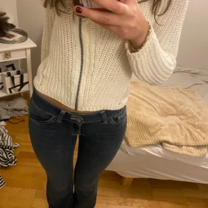 Jeans låg midja - Snygga lågmidjade jeans från Nelly. Säljer dessa jeans pågrund utav att de inte kommer till användning och är för korta för mig som är 172. Knappt använda en gång. Väldigt bra skick. 