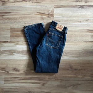 Levis jeans - Fina Levis jeans som säljes på grund av att de är för små. Bra skick, mått 32x32