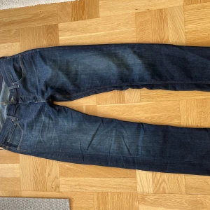Mörkblå jeans från Lee - Säljer ett par snygga mörkblå jeans från Lee. De har en klassisk femficksdesign och är i ett slitstarkt denimtyg. Perfekta för både vardag och fest!