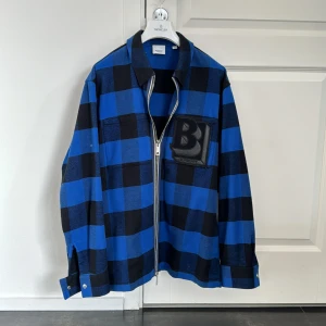 Burberry flannel jacka Blå - Storlek M Använd Max 2-3 gånger,  10/10 kondition  Org pris runt 8000