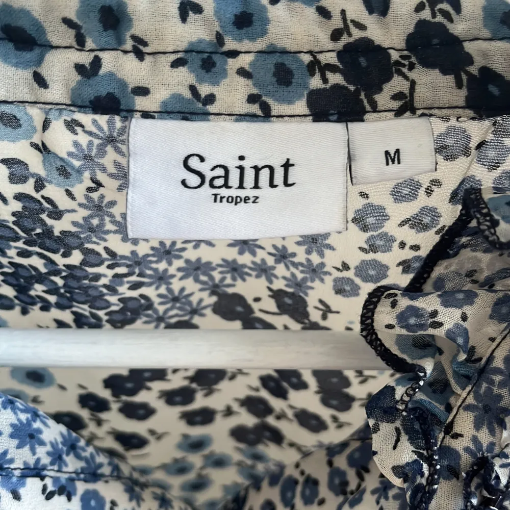 En blommig blus med volanger från saint tropez i storlek M, skulle säga att den passar s lika bra. Nypris 500. Blusar.