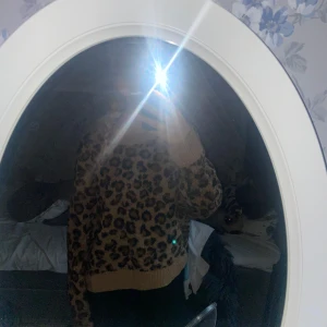 Tvär snygg leopard tröja🐆 - Jag säljer en fin stickad tröja som kan komma till bra användning till vintern! Jag säljer tröjan eftersom jag själv inte använt tröjan sen jag köpte den och känner att någon annan skulle kunna ta vara på den bättre än va jag gör💗 storlek S