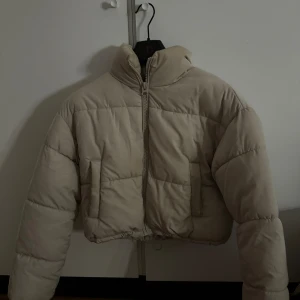 beige jacka  - Väl använda, lite smutsig men kan tvättas 🩶 Storleken är xxs men passar en xs också 