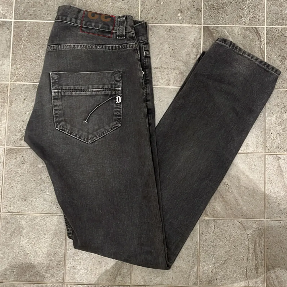 Säljer dessa Dondup Jeans i storlek W32/L32. De sitter Regular/Slim. Skick: 9/10(Inga defekter eller tecken på användning). Kontakta vid frågor eller funderingar.. Jeans & Byxor.