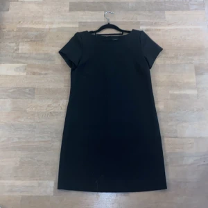 En svart klänning  - En svart klänning, aldrig använt, helt nytt skick