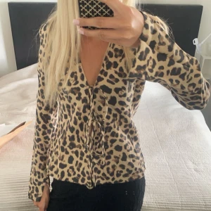 jättefin leopard blus - helt oanvänd leopardblus med prislapp kvar från zara! blusen är i storlek S och är helt slutsåld på hemsidan! nypris 299kr 😊