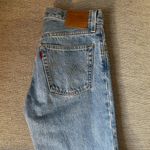 Levi’s 501 straight - Helt nya i skick endast provade en gång, säljer då de tyvärr inte passar på mig Ny pris; 1249 (De två sista bilderna är ifrån Levi’s webbsida) Vid frågor eller funderingar är det bara att skriva, och priset är förhandligsbart😊💕