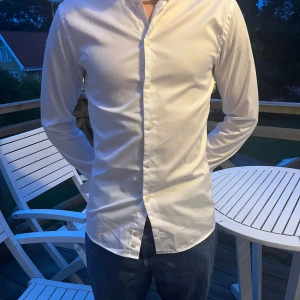 Eton Skjorta  - Säljer min Eton skjorta 👔 Skjortan har bara använts några gånger, skulle säga att den nästan är som i nyskick. Har du några frågor så är det bara att ställa de!🇫🇷 