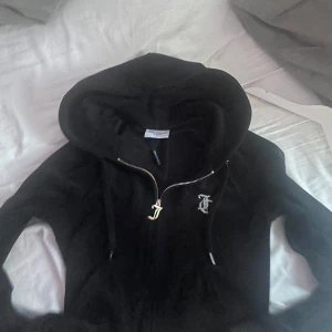 Svart juicy couture tröja - Svart juicy couture tröja i storlek S köpt för 1000+ kommer inte ihåg exakt 💗 Ganska bra skick har inte kommit till användning 😚