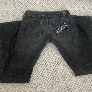 Lowwaist bootcut jeans - Lågmidjade jeans i bootcut med super snygga detalier både bak och fram💜.  Midjemått:37 (rakt över)  Innebenslängd:83cm 
