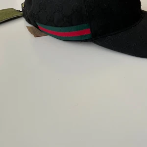 Gucci keps - Den är fin och sparsamt använd säljer den då jag inte har användning av den. Pris kan diskuteras vid snabb affär 