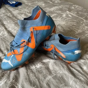 Puma future 7 fotbollskor - Fotbollskor i storlek 40. Puma future 7/neymars design. Dom är använda en halv säsong. Fint skick, skulle inte skada med en tvätt. Kan gå ner i pris vid snabb affär