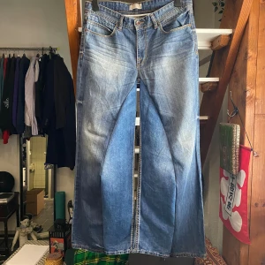 Blue Baggy Flared Jeans  - Säljer mina blåa baggy flared jeans i storlek 34/34 eller 45cm i midjan, 111cm långa och 32cm i benöppningen. Dubbla bakfickor, se bild 3. Väldigt lika True Religion byxor fast med bättre passform såklart! 183cm lång på bilderna. 