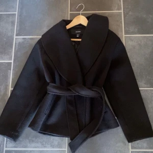 Kappa - Jätte snygg kappa och den är perfekt inför hösten. Kappan är i jätte bra skick och bara använd några gånger. Kontakta gärna för fler frågor! 