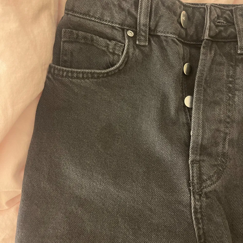 Supersnygga high waist jeans, använda 2 gånger så som nya☺️ finns dock en liten fläck vid ena fickan men den syns ej i verkligheten 🩷 Passar mig bra som är 163! Nypris 600kr. Jeans & Byxor.