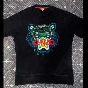 Kenzo Paris tröja i storlek S (herr).   Mycket bra skick, användes endast några gånger och köptes för 2499:- i butik.