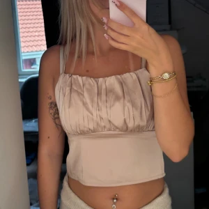 Fest topp - Snygg fest topp från shein som är använd 3 gånger ungefär så som ny  Färger är roseguld