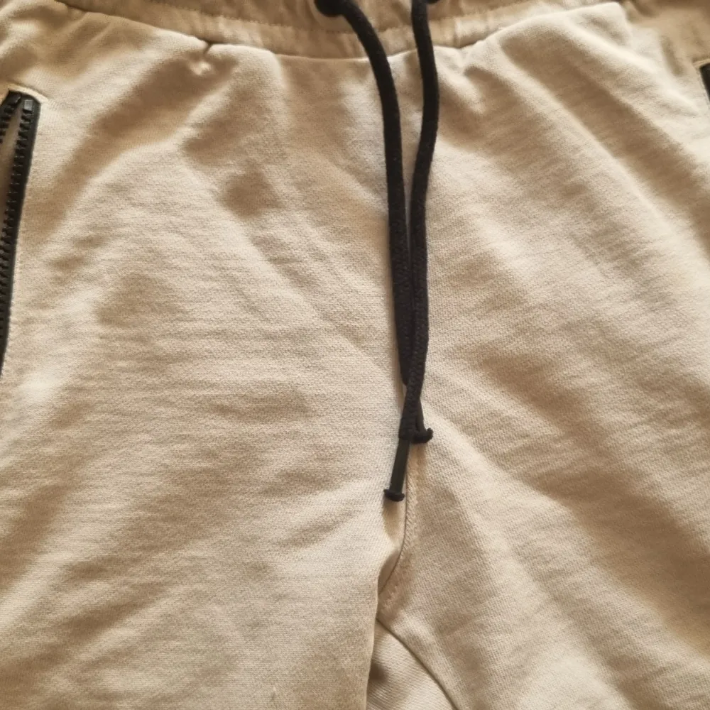 Helt nya oanvända shorts av märket WOXO storlek 146-152 inköpt på Kappahl färgen är beige/vit. Shorts.