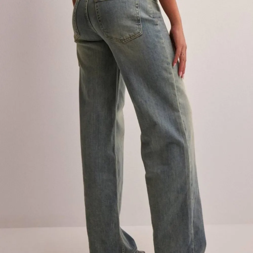 Säljer dessa lågmidjade baggy jeansen från Nelly! Jättesnygg  passform och passar både 32-34. Passar någon som är runt 165+  Nypris: 599kr. Jeans & Byxor.