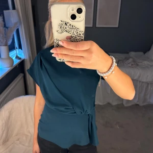 Topp med knytning - Jättefin blå topp från Anna field! Använd 1 gång! 