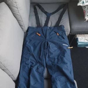 Didriksons Skidbyxor 170 - Hej! Säljer mina Didriksons Eltons Pants navy skidbyxor / snowboardbyxor med hängslen i ett bra skick. Använda i ett par år men inga stora skador i plagget.  St 170 Nypris 1000 Kr Skriv vid funderingar och frågor!